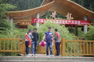 黃龍景區(qū)旅游秩序井然,且看景區(qū)如何應(yīng)對大自然的考驗(yàn)