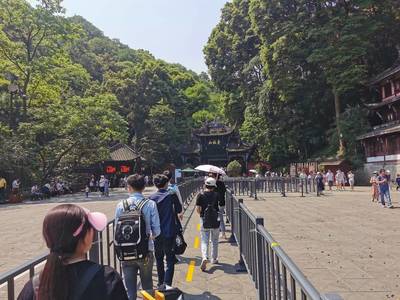 青城山都江堰景區(qū)客流預警 3萬多人如何做到不扎堆?記者親測