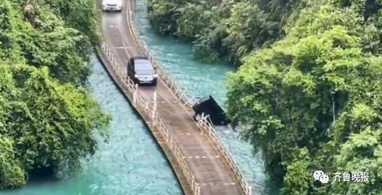 網紅景點浮橋墜車致5人遇難，曾宣傳“可過坦克”技術引質疑